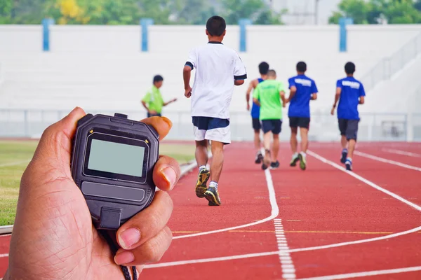 Imagen recortada del corredor en funcionamiento competitivo — Foto de Stock