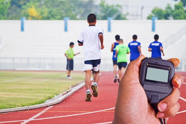 Imagem cortada do corredor em execução competitiva — Fotografia de Stock