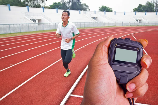 Imagen recortada del corredor en funcionamiento competitivo — Foto de Stock