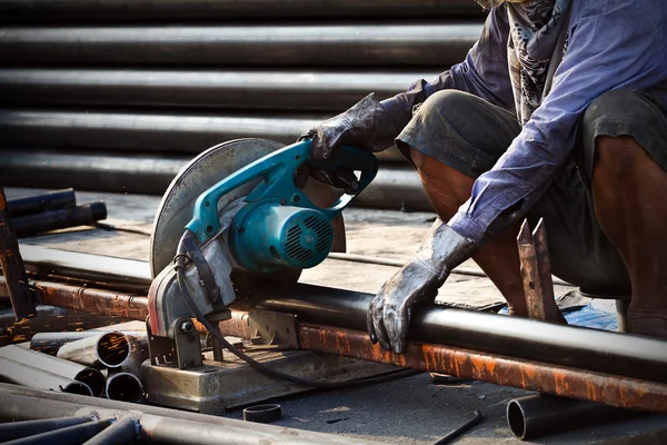 Schneiden von Stahl mit einer Maschine zum Schneiden von Stahl durch Arbeiter — Stockfoto