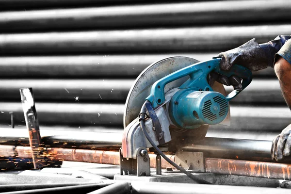 Corte de acero con máquina para corte de acero por trabajador —  Fotos de Stock