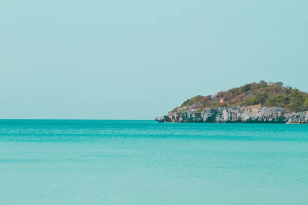 Rotsachtig strand in seachang eiland, thailand — Stockfoto