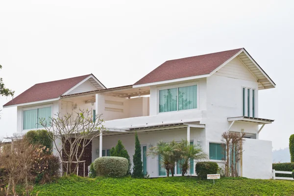 Grande casa di famiglia nella zona rurale . — Foto Stock