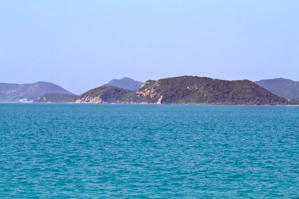 Praia rochosa na Ilha Seachang, Tailândia — Fotografia de Stock