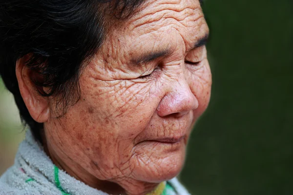 Portret van de oude vrouw verdrietig — Stockfoto