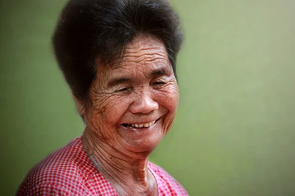 Porträt einer alten asiatischen Frau, die lächelt — Stockfoto