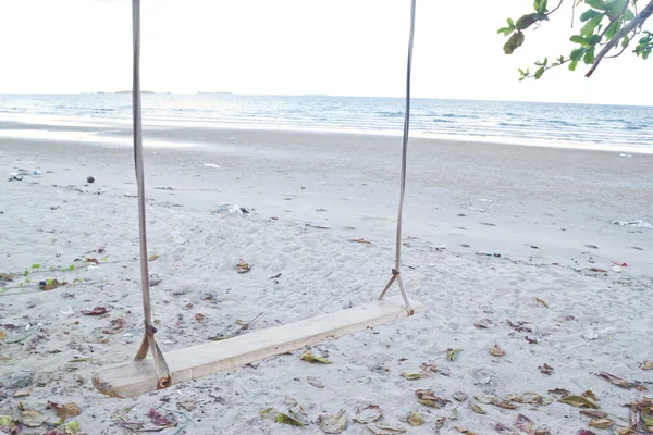 Swing sulla spiaggia a Similan island, Thailandia . — Foto Stock