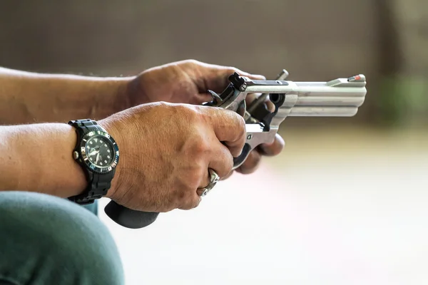 Uomo asiatico controlla la pistola — Stok fotoğraf