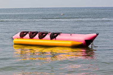 Kumsalda muz gemisi bırakır