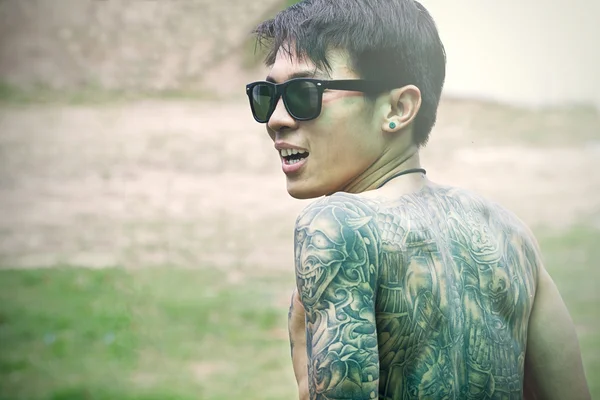 Knappe jongeman met tatoeage — Stockfoto