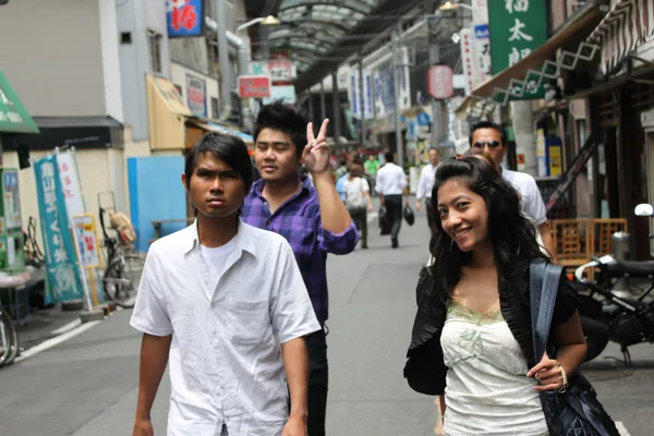 TOKYO, JAPAN-JUNE 2: Unidentified pedestrians at Shibuya crossin — Stock Photo, Image