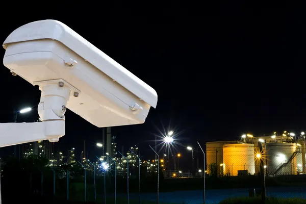 Security camera detects the movement of traffic. Skyscraper roof — Stock Photo, Image