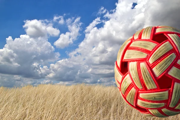 Sepak-Ball aus Plastik auf dem Zementboden. — Stockfoto