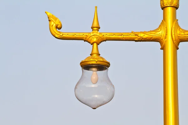 Lámpara tailandesa contra sobre blanco — Foto de Stock