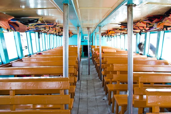 Houten stoelen op de boot — Stockfoto