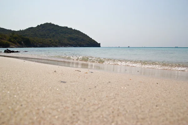 Praia e mar tropical — Fotografia de Stock