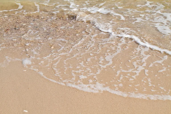 Kumlu sahilde denizin yumuşak dalgası — Stok fotoğraf