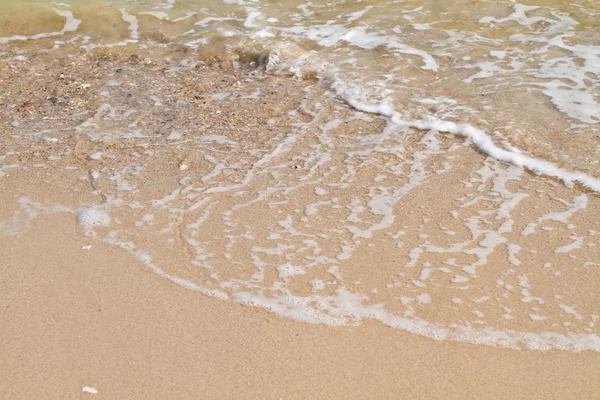 Vague douce de la mer sur la plage de sable fin — Photo