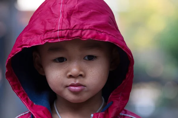 Asiatiska pojke på en kall vinterdag — Stockfoto