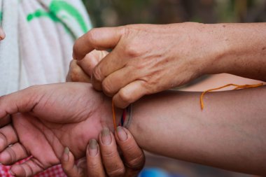 Babamın elini sıktı, seçici odak, yakın.