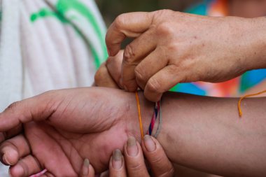 Babamın elini sıktı, seçici odak, yakın.