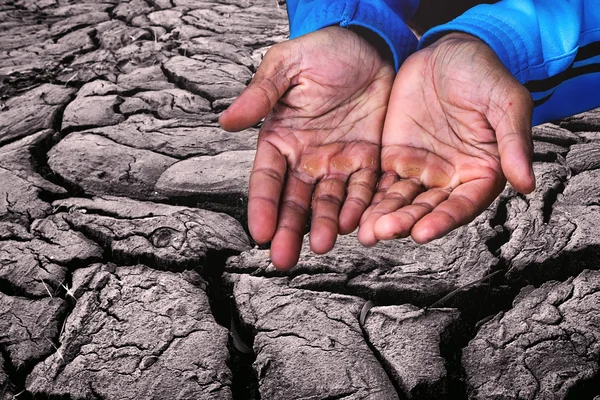 Le concept de mendiant et de pauvreté humaine - que les mains des personnes âgées soient — Photo