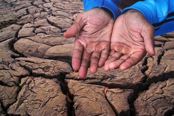 Le concept de mendiant et de pauvreté humaine - que les mains des personnes âgées soient — Photo