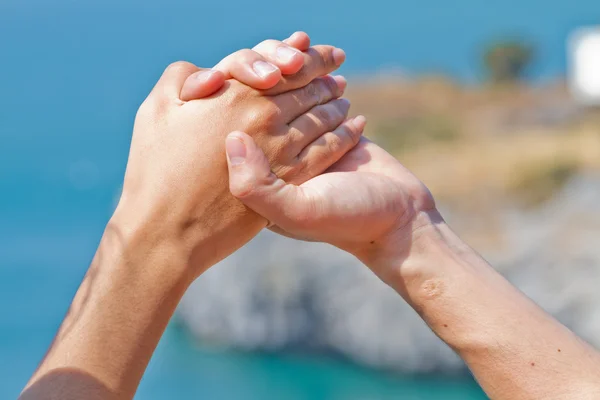 Les mains de l'homme et de la femme touchent de manière douce et douce sur un ciel bleu ensoleillé . — Photo