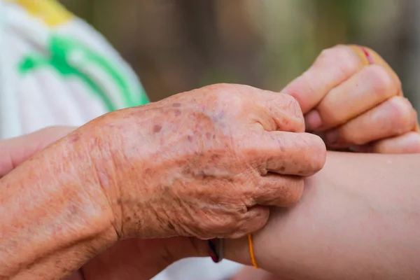 Seniors händer knäppta, närbild, selektivt fokus. — Stockfoto