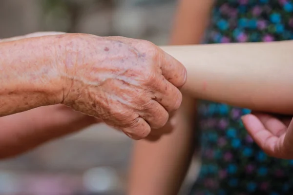 Seniorin kädet kiinni, lähikuva, valikoiva tarkennus . — kuvapankkivalokuva