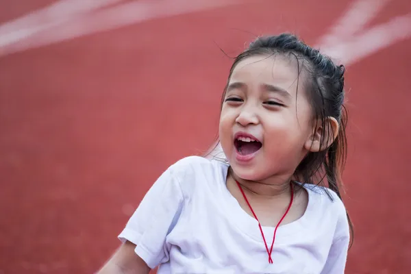 スポーツ スタジアムで陽気な女の子 — ストック写真