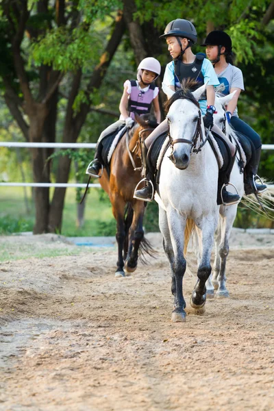 Enfants trains équitation  , — Photo