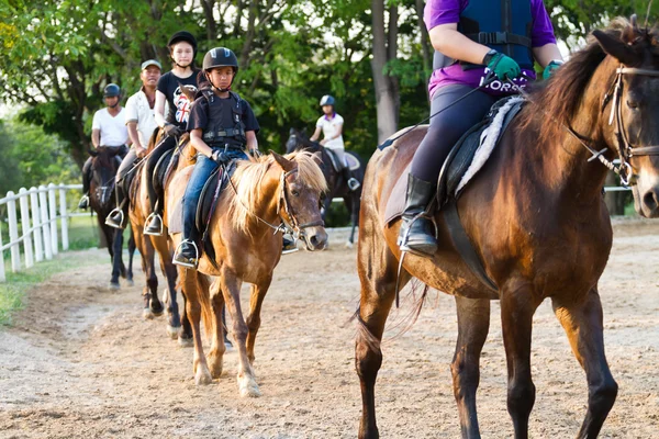 Criança treina equitação  , — Fotografia de Stock