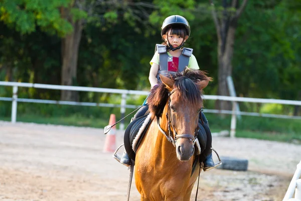 Dítě vlaky na koni , — Stock fotografie