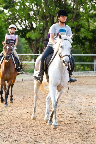 Niños trenes equitación  , —  Fotos de Stock