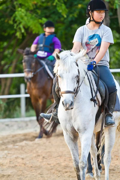 Enfants trains équitation  , — Photo