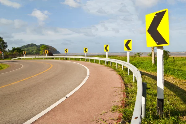 Mar costero por carretera en la bahía de Khung Viman, Chanthaburi, Tailandia —  Fotos de Stock