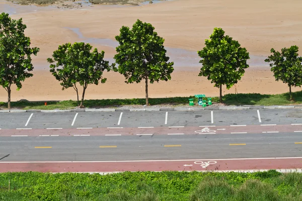 Segnaletica bicicletta sulla strada sulla spiaggia della Thailandia — Foto Stock