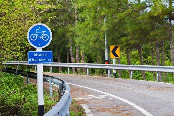 Znak rowerów na jezdni na plaży Tajlandii — Zdjęcie stockowe