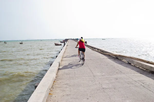 Ciclismo en Jetty en el mar tailandés — Foto de Stock