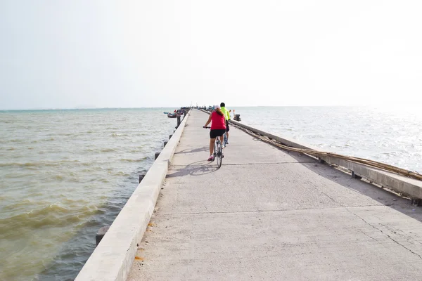 Tay deniz İskelesi, Bisiklete binme — Stok fotoğraf