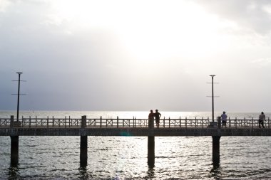 aşkım, gökyüzü bulutlu 