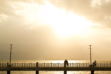 aşkım, gökyüzü bulutlu 