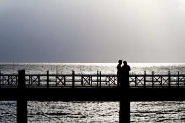 aşkım, gökyüzü bulutlu 