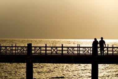 aşkım, gökyüzü bulutlu 