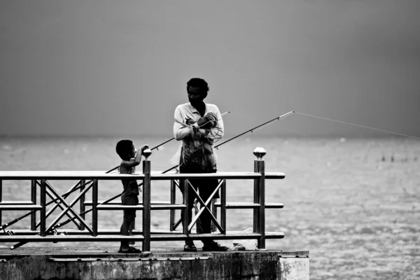 Pesca, cielo con nubes — Foto de Stock