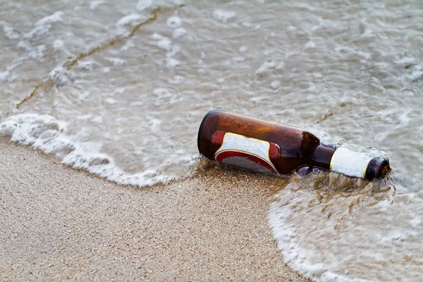 Flasche am Strand angespült — Stockfoto