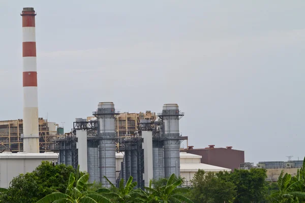 Kaasuturbiinin sähkövoimalaitos, jossa on korkeajännitesiirto — kuvapankkivalokuva
