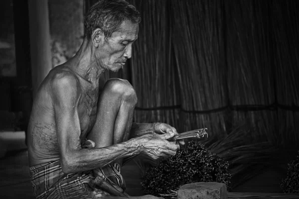 Hombre anciano escoba —  Fotos de Stock