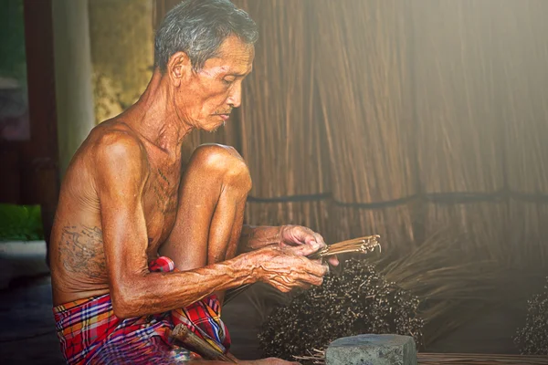 Hombre anciano escoba —  Fotos de Stock